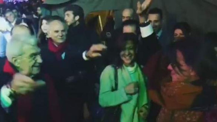 Ο “τρελός” χορός Μπουτάρη-Ψινάκη στην πλατεία Αριστοτέλους (Video)