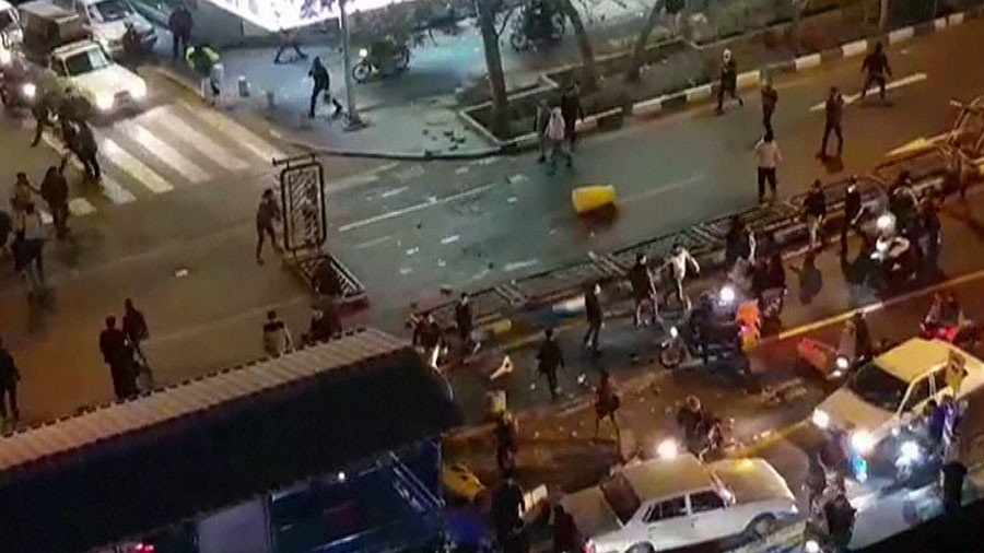 «Εκτός ελέγχου» η κατάσταση στο Ιράν – Νεκρός ένας αστυνομικός – Συνεχίζονται οι διαδηλώσεις (Video)