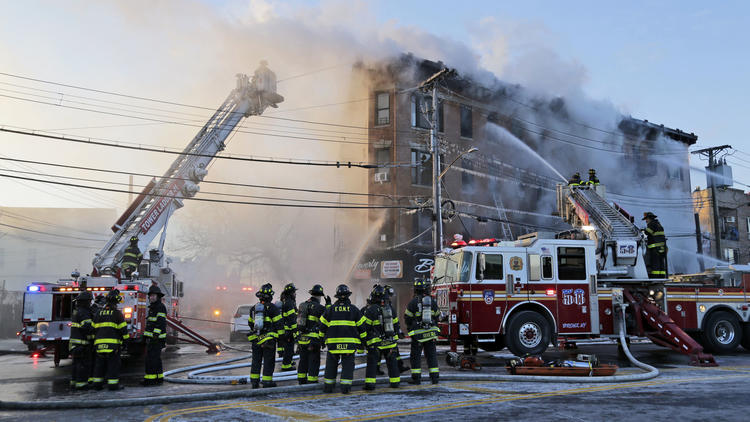 Πυρκαγιά σε τετραώροφο κτίριο στη Νέα Υόρκη – 16 τραυματίες