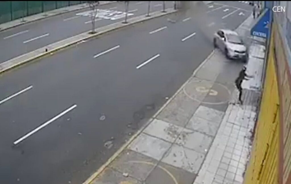 Αυτοκίνητο πέφτει πάνω σε γυναίκα και την εκσφενδονίζει σαν χάρτινη κούκλα (Video)