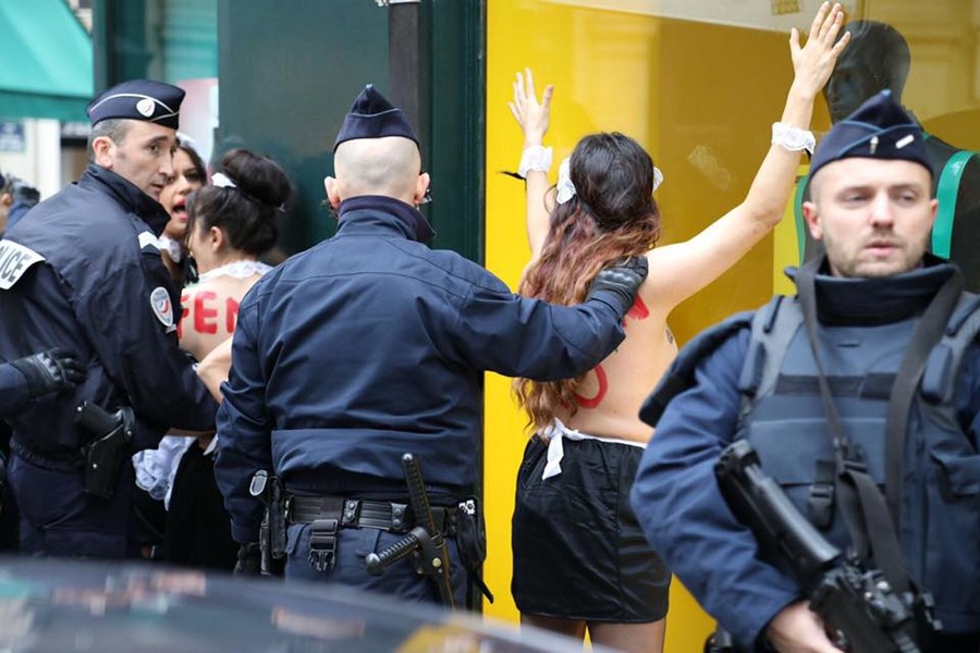 Γυμνόστηθη διαμαρτυρία από τις Femen κατά του Ερντογάν (Video)