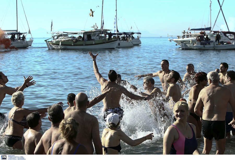 Με λαμπρότητα γιορτάστηκαν τα Θεοφάνεια σε όλη την Ελλάδα – Σύμμαχος ο καλός καιρός (Photos)