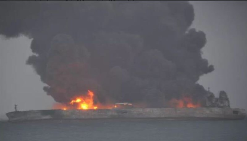 Δεκάδες αγνοούμενοι και οικολογική καταστροφή από σύγκρουση τάνκερ με φορτηγό πλοίο