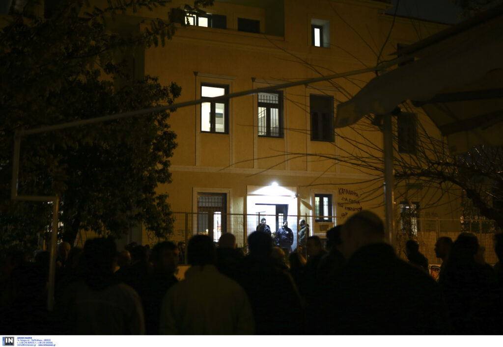 Παρέμβαση αναρχικών σε εκδήλωση του ΣΥΡΙΖΑ με ομιλητή τον Ν. Βούτση