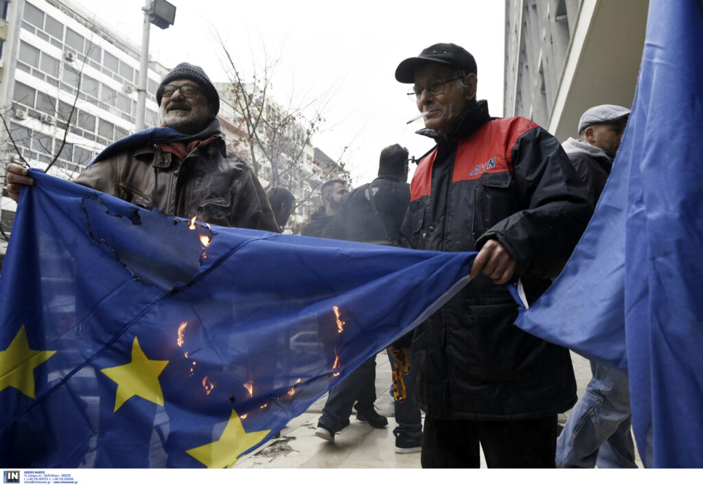 Πορεία στην Λ.Αλεξάνδρας κατά των πλειστηριασμών – Στη Θεσσαλονίκη έκαψαν σημαίες της ΕΕ (Photos)