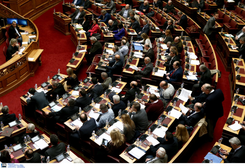 Βουλή: Καυγάς για την εισβολή του ΠΑΜΕ στο γραφείο της Αχτσιόγλου