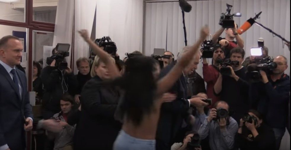 Ο πρόεδρος της Τσεχίας πήγε να ψηφίσει και βρέθηκε αντιμέτωπος με μία… γυμνόστηθη «απειλή» (Video)