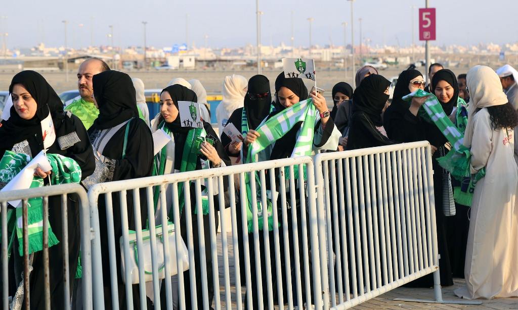 «Επανάσταση» στη Σαουδική Αραβία: Οι γυναίκες πήγαν στο γήπεδο