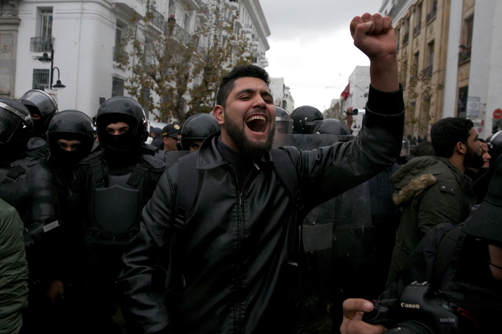 Τυνησία: Με βία και δακρυγόνα απαντά η Αστυνομία στις διαδηλώσεις