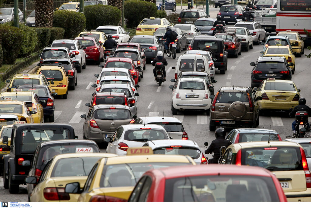 Mποτιλιάρισμα σε Παραλιακή και Αμφιθέας λόγω τροχαίου