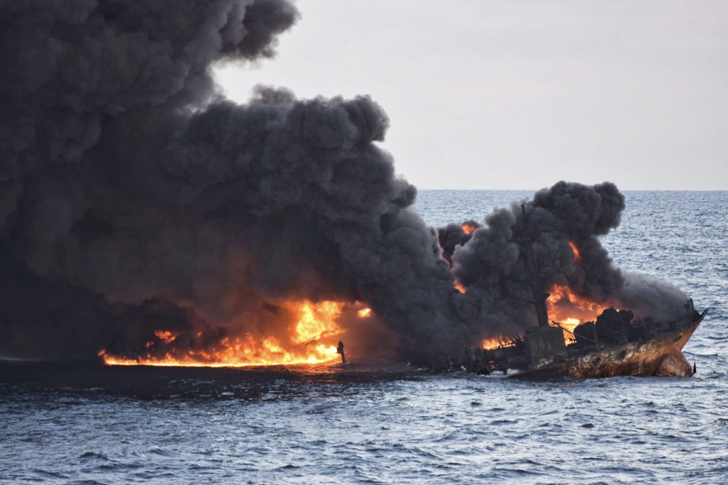 Μεγάλη πετρελαιοκηλίδα στη Σινική Θάλασσα μετά τη βύθιση ιρανικού τάνκερ (Photos + Video)