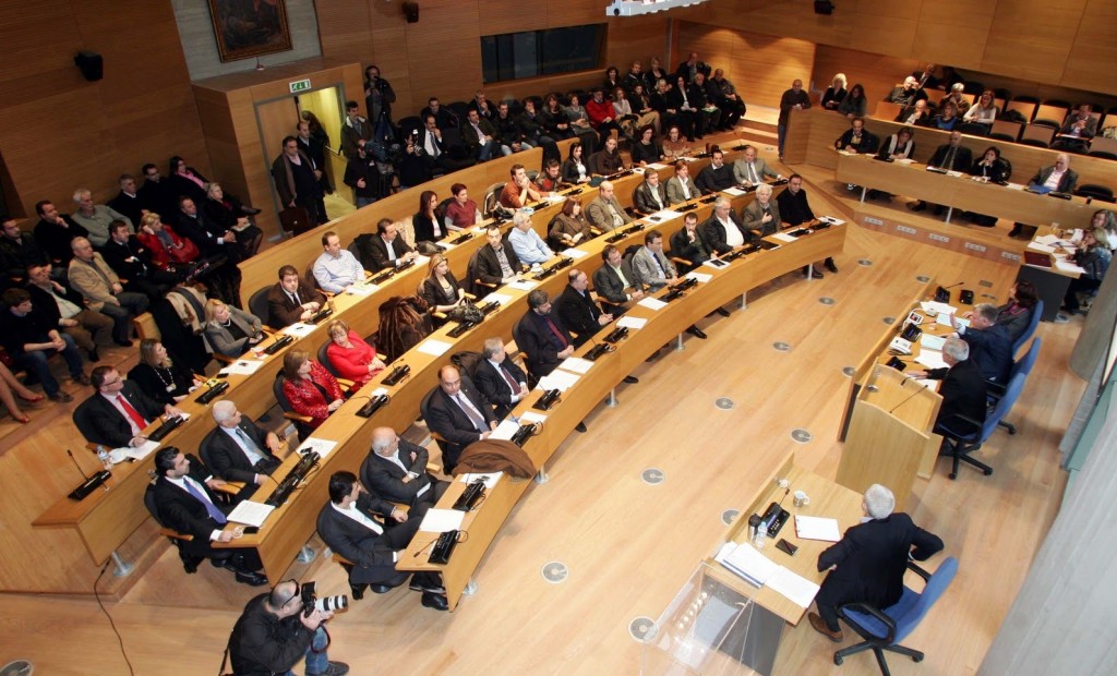 «Ντου» χρυσαυγιτών στο δημοτικό συμβούλιο Θεσσαλονίκης – Διέκοψαν τη συνεδρίαση (Photo)