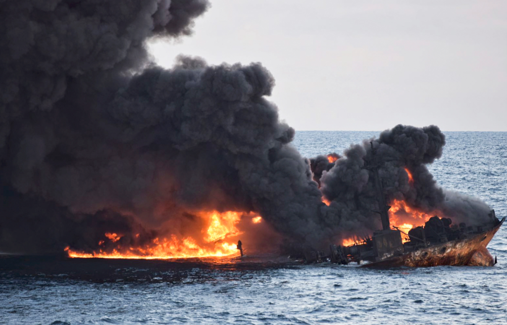 Κίνα: Το ναυάγιο δεξαμενόπλοιο προκάλεσε δύο τεράστιες πετρελαιοκηλίδες