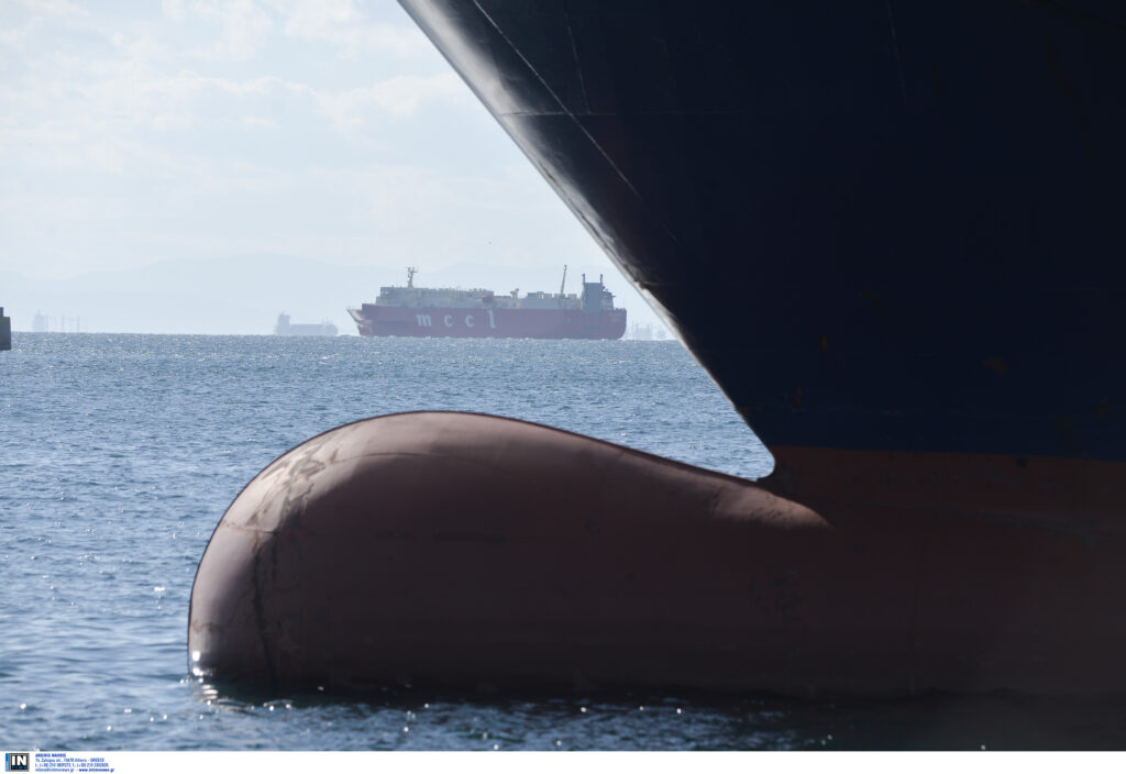 Πλοίο βρίσκεται ακυβέρνητο στα ανοιχτά του Πειραιά – Το “χτύπησε” η κακοκαιρία