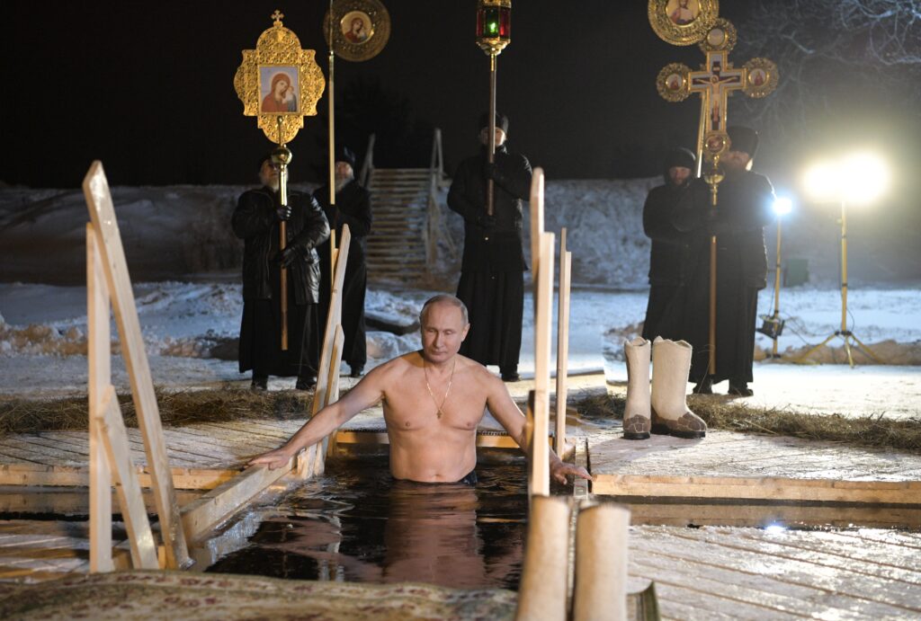 Ο Πούτιν βούτηξε στα παγωμένα νερά για τα Θεοφάνεια – Σε παγωμένη λίμνη στους -5 βαθμούς Κελσίου (Photos)