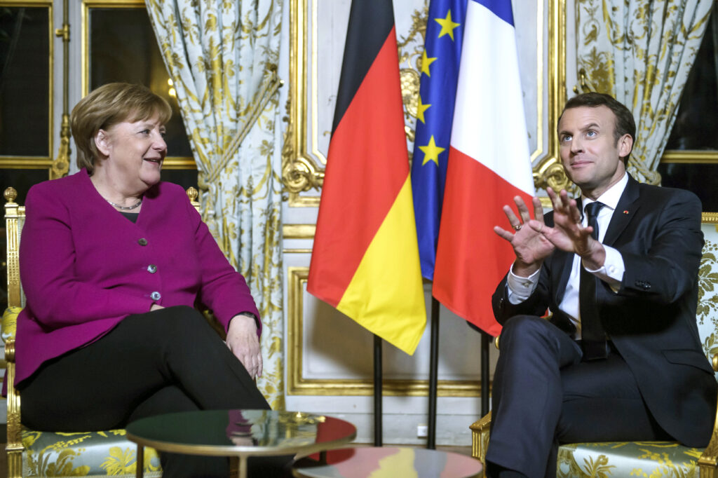 Μέρκελ από Παρίσι: Το ευρωπαϊκό οικοδόμημα απαιτεί κυβερνητική σταθερότητα στη Γερμανία