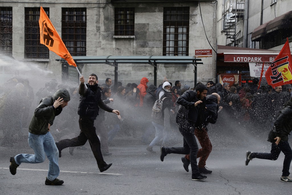 Τουρκία: Σπρέι πιπεριού από την Αστυνομία κατά Κούρδων διαδηλωτών