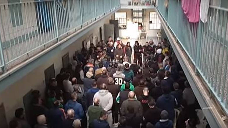 Πώς αποχαιρέτησαν τον Βασίλη Στεφανάκο οι κρατούμενοι στις φυλακές Κορυδαλλού (Video)