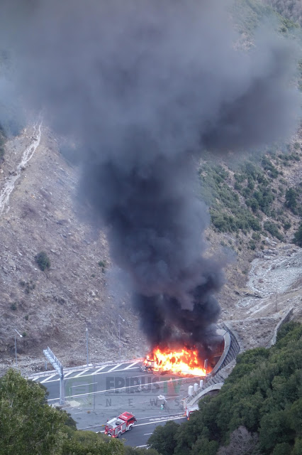 Νταλίκα τυλίχτηκε στις φλόγες μπροστά στη μεγάλη σήραγγα του Μετσόβου στην Εγνατία (Photos/Video)