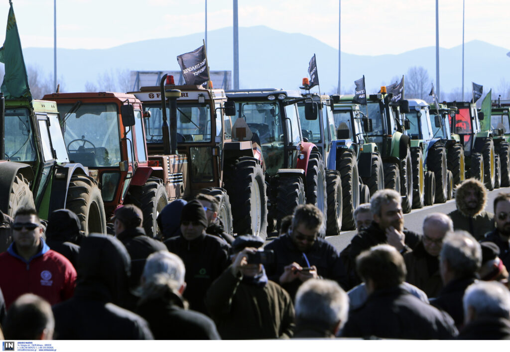 Στήνονται μπλόκα σε όλη την Ελλάδα – Στους δρόμους τα τρακτέρ σε Θεσσαλία, Ήπειρο και Κρήτη