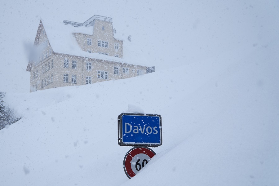 «Περιπέτεια» για Τσίπρα στο Νταβός: Τα χιόνια τον ανάγκασαν να κάνει 2 χιλιόμετρα με τα πόδια