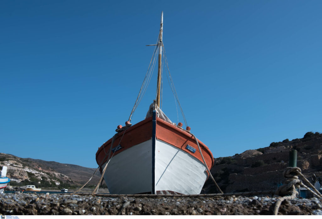 Ψαράς βρέθηκε νεκρός κοντά στο καΐκι του που προσάραξε στην ακτή