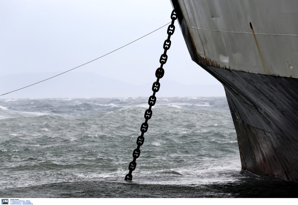 Δεμένα τα πλοία στα λιμάνια λόγω των θυελλωδών ανέμων – Απαγορευτικό απόπλου από Πειραιά, Ραφήνα, Λαύριο