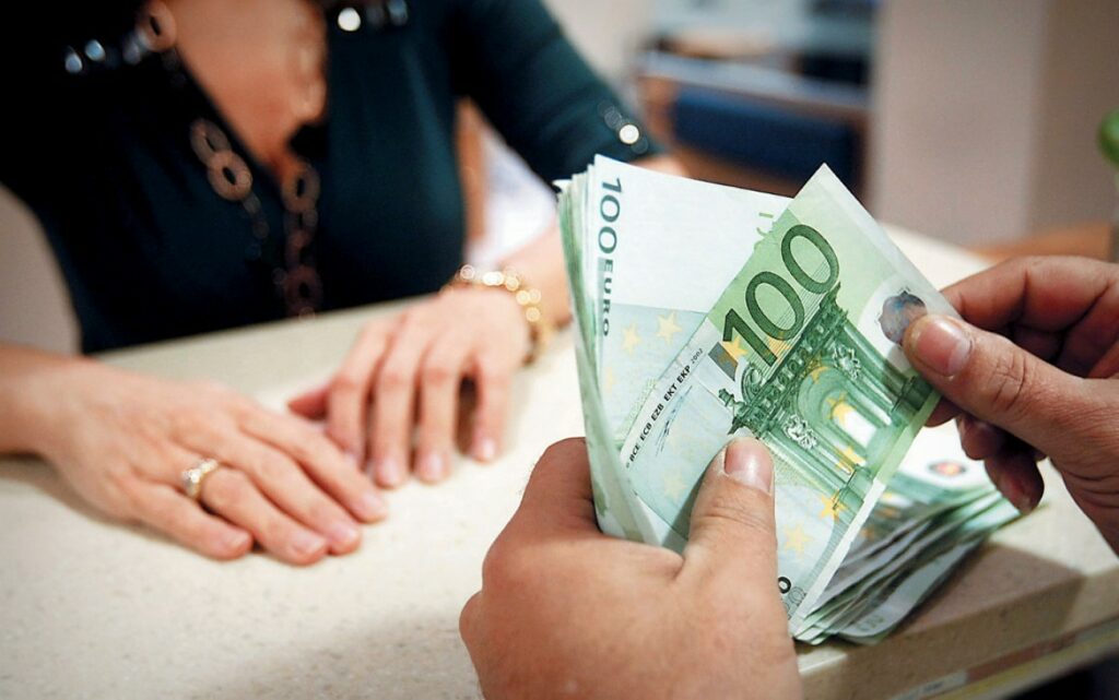 Τη Δευτέρα θα καταβληθούν επιδόματα ύψους 67 εκατ. ευρώ σε 294.000 δικαιούχους