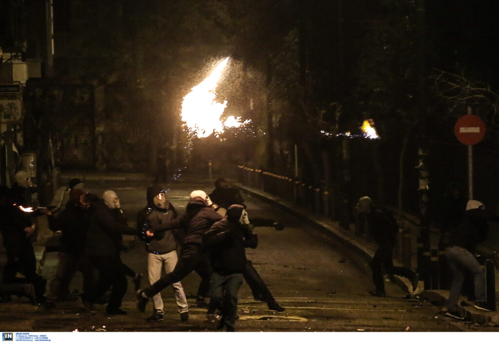 Νέα νύχτα με μολότοφ γύρω από το Πολυτεχνείο