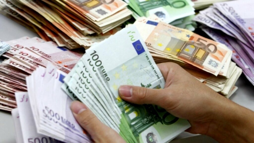 Süddeutsche Zeitung: Οι Έλληνες επιστρέφουν τα χρήματά τους στις τράπεζες