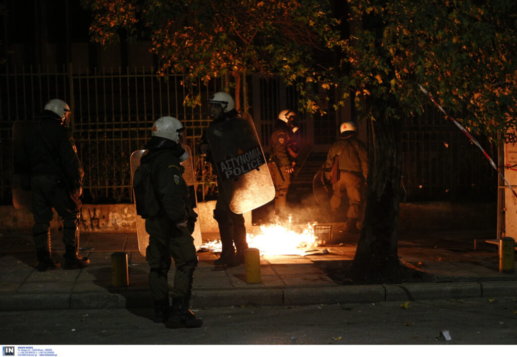 Μολότοφ κατά των ΜΑΤ στο Πολυτεχνείο