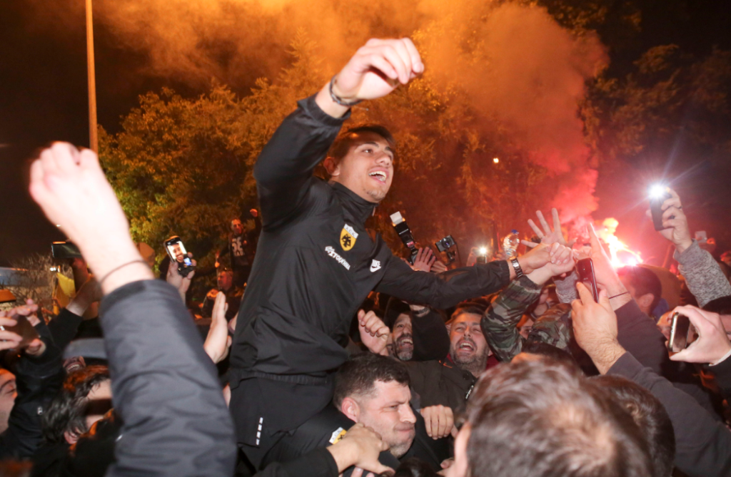 Η υποδοχή των παικτών της ΑΕΚ μετά τη μεγαλειώδη νίκη (Photos)
