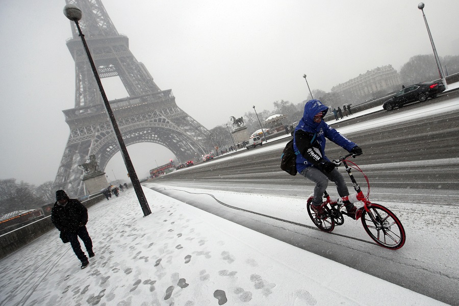 «Παρέλυσε» την Ιλ ντε Φρανς ο χιονιάς – Μποτιλιάρισμα άνω των 700 χιλιομέτρων (Video)