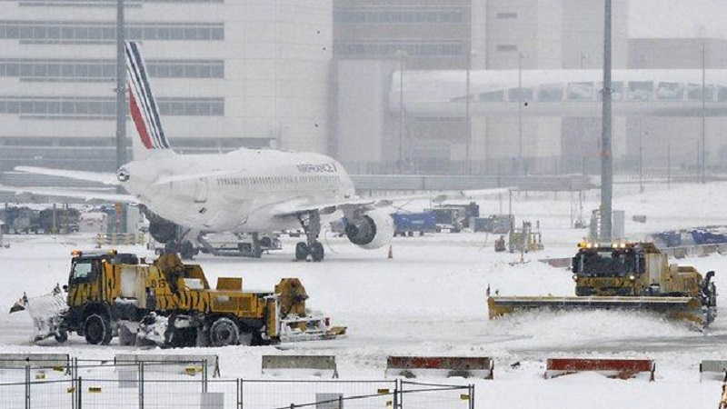 Προβλήματα προκαλεί ο χιονιάς στο Παρίσι – Ακυρώθηκαν πτήσεις της Air France