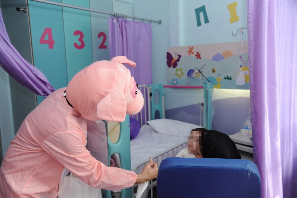 ΟΠΑΠ: Αποκριάτικη γιορτή-έκπληξη στους μικρούς ασθενείς των παιδιατρικών νοσοκομείων – Χαμόγελα και δώρα για τα παιδιά