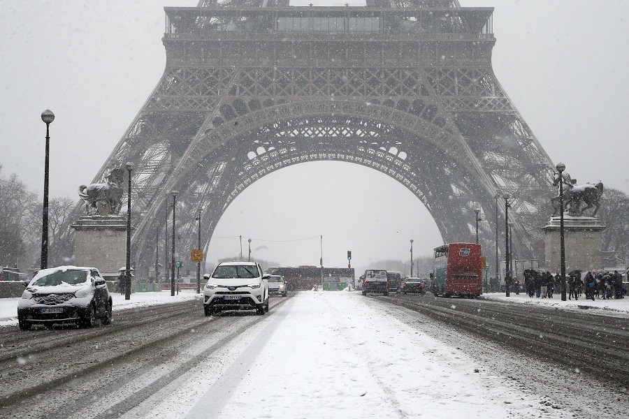 Συνεχίζεται ο χιονιάς στο Παρίσι – Ακυρώθηκαν εκατοντάδες πτήσεις (Photos)