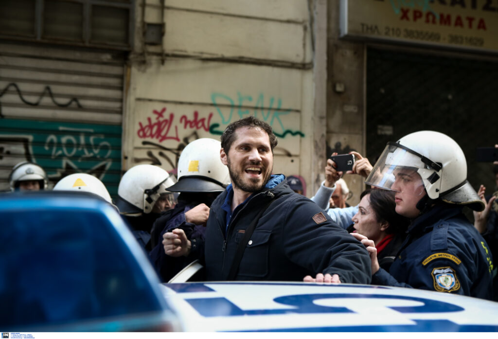 Προσαγωγές πολιτών που διαμαρτύρονταν για τους πλειστηριασμούς σε συμβολαιογραφείο (Photos)