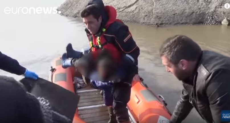 Νεκρά δύο παιδιά και η μητέρα τους στον Έβρο – Ήθελαν να γλιτώσουν από τον Ερντογάν (Video)
