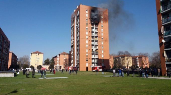 Πυρκαγιά σε πολυκατοικία στο Μιλάνο – Μάχη για τη ζωή του δίνει ένας έφηβος
