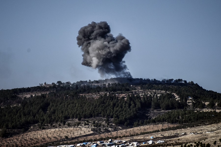 Τουλάχιστον 77 άμαχοι νεκροί από βομβαρδισμούς στη Συρία