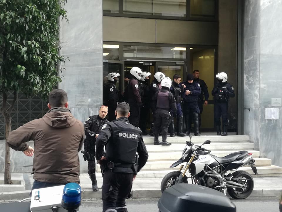 Επεισόδιο στην ΤτΕ – Εγκλωβίστηκαν διαδηλωτές μετά από παρέμβαση κατά των πλειστηριασμών
