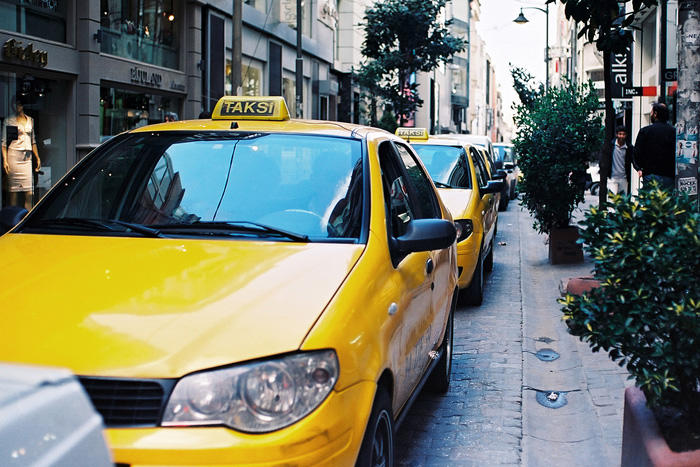 Οδηγός ταξί έκανε… βόλτες τουρίστα ενώ το ταξίμετρο έγραφε – Αντιμέτωπος με ποινή φυλάκισης 10 ετών
