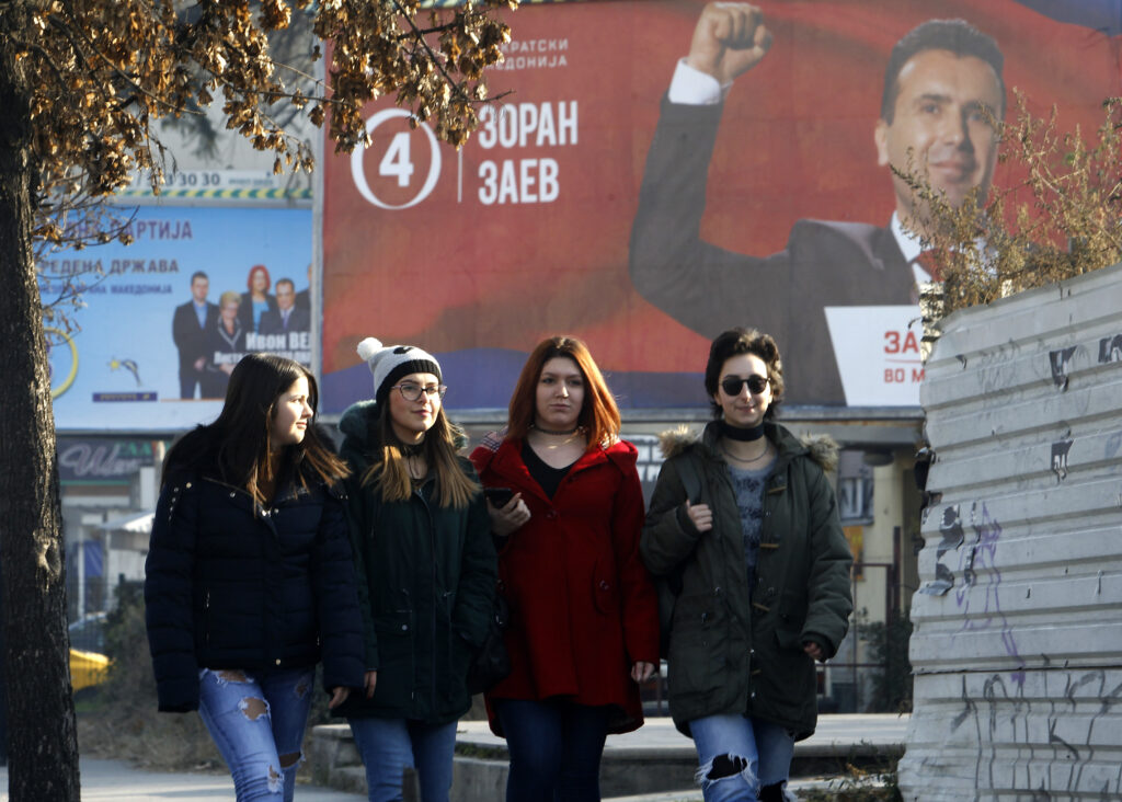 Απομακρύνονται αγάλματα από τους δρόμους των Σκοπίων – «Χείρα φιλίας» από Ζάεφ