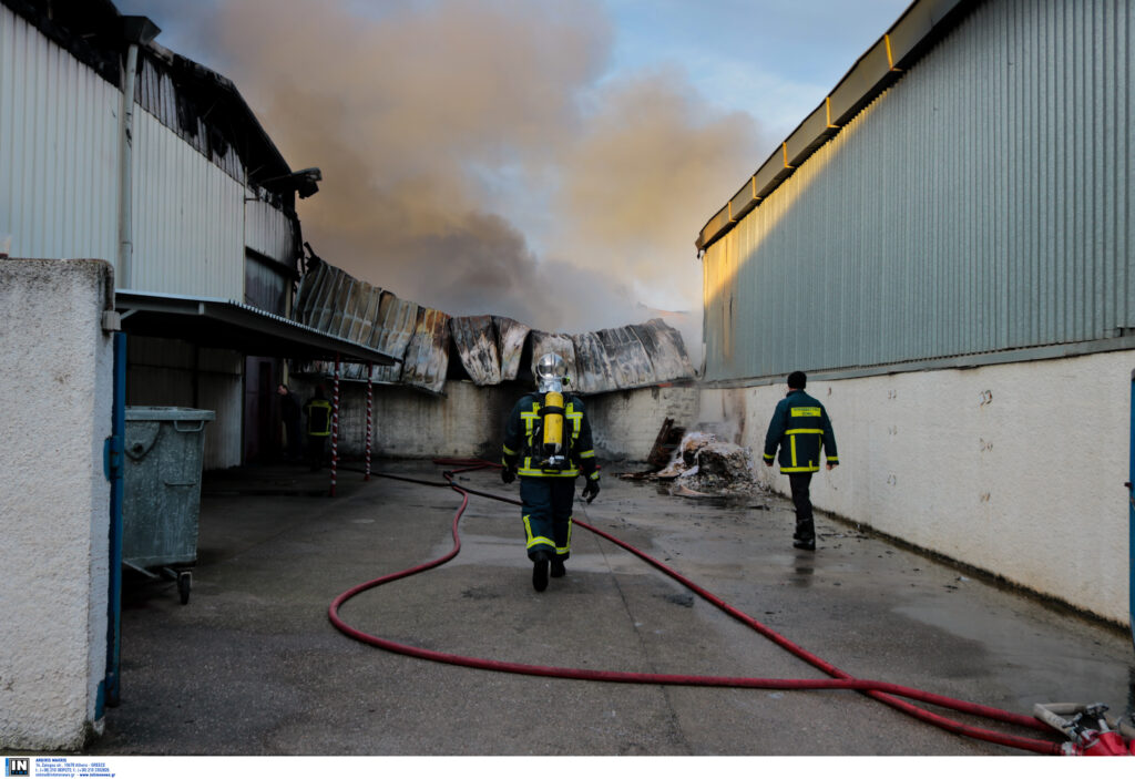 Μάνδρα: Πυρκαγιά σε εργοστάσιο με είδη αλουμινίου