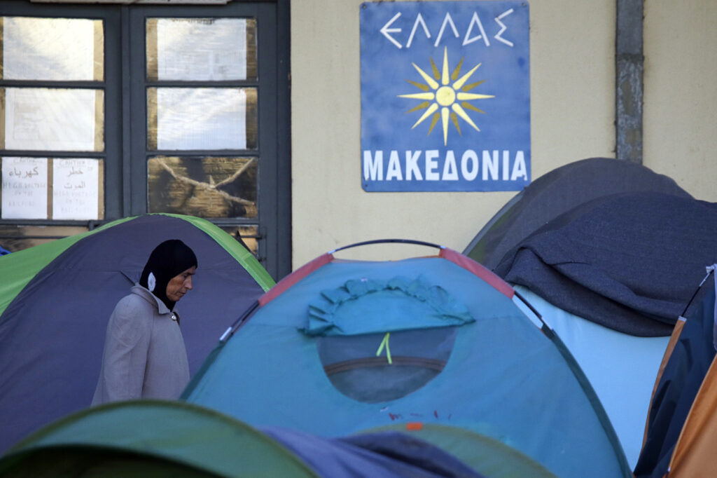 Διεθνής Αμνηστία: Ανεργία, ρατσιστικές επιθέσεις και στρατόπεδα μεταναστών σκιάζουν την Ελλάδα