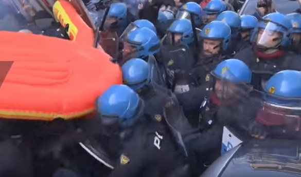 Mιλάνο: Άγριες συγκρούσεις σώμα με σώμα αντιφασιστών και αστυνομίας (Videos)