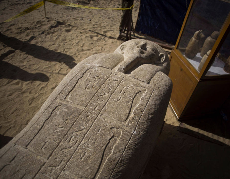 Σπουδαία ανακάλυψη αρχαίας νεκρόπολης νότια του Καΐρου (Photos)