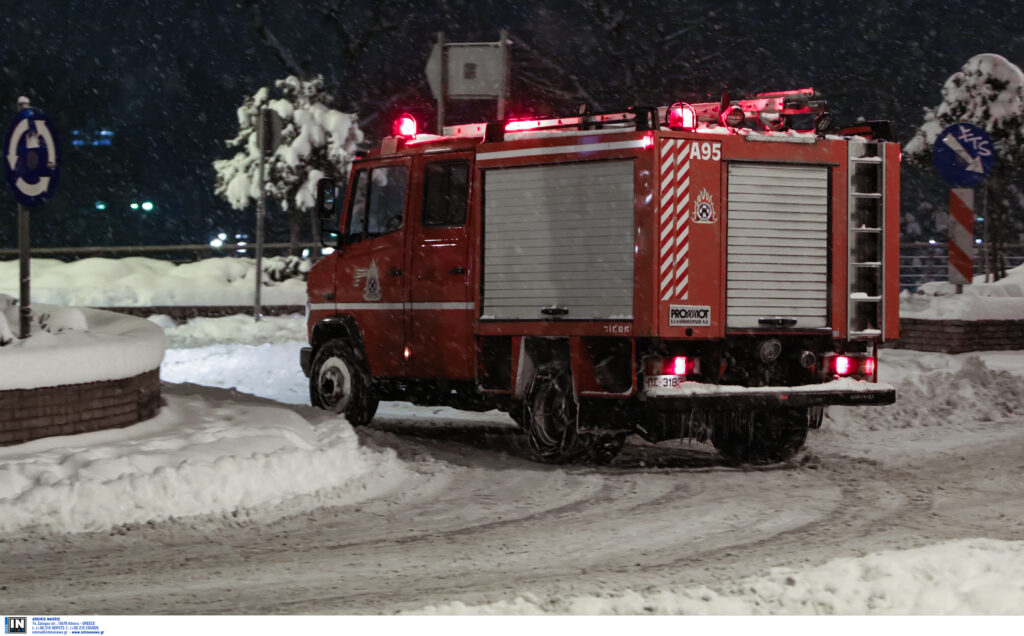 Γρεβενά: Πυροσβέστες απεγκλώβισαν από τα χιόνια βρέφος τριών ημερών
