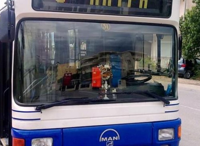 Πάτρα: Μπαράζ επιθέσεων με λεμόνια σε λεωφορεία του ΚΤΕΛ