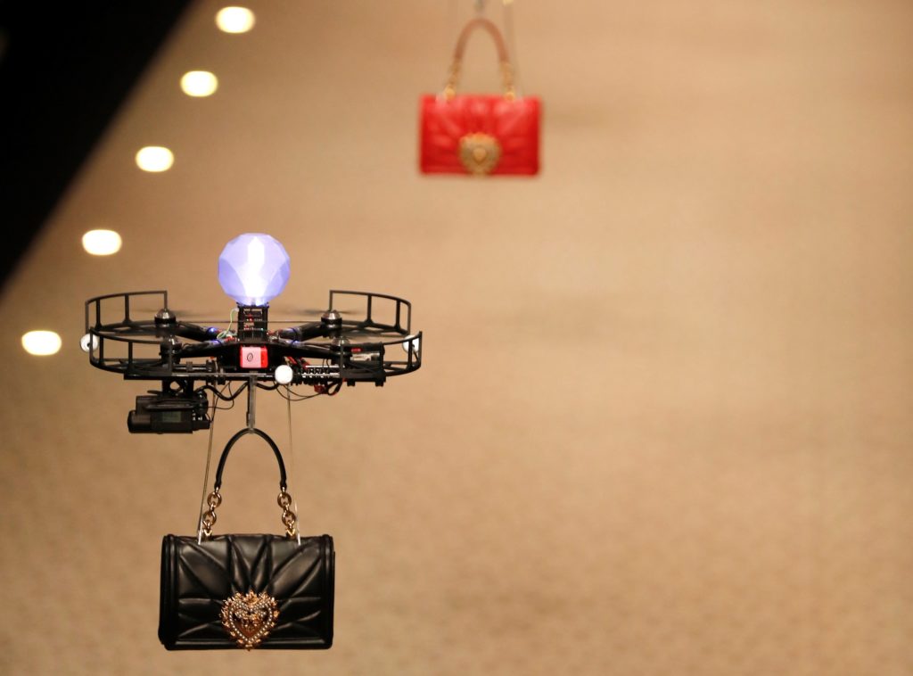 Dolce & Gabbana: Επίδειξη μόδας με Drones στην πασαρέλα (Video + Photo)